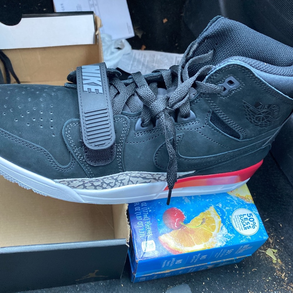 NWT Air Jordan Legacy size 10 Men’s